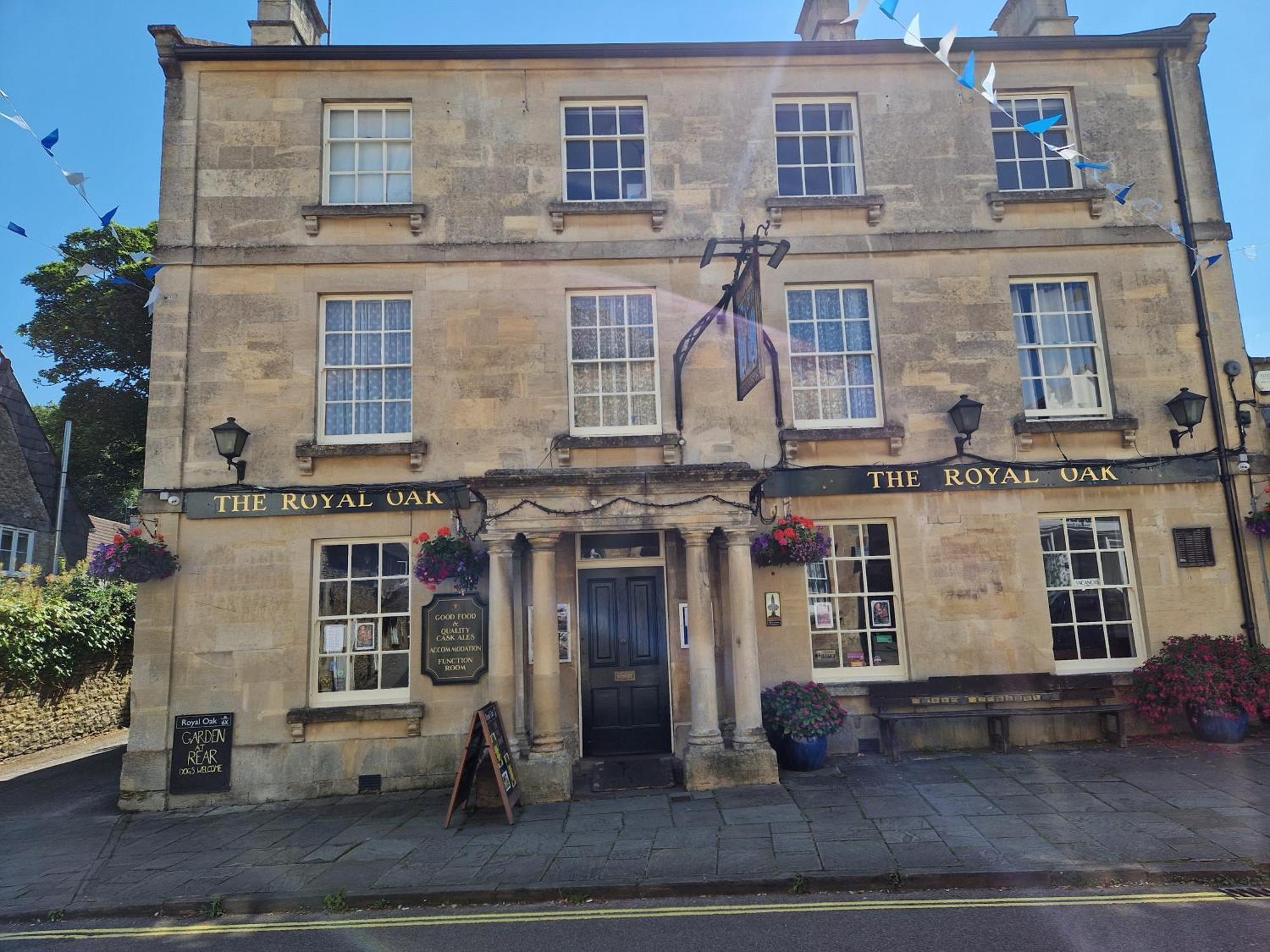 The Royal Oak Hotel คอร์แชม ภายนอก รูปภาพ